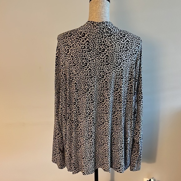 CHARTER CLUB WOMAN 2X ANIMAL PRINT CARDIGAN. Hole in back sleeve not noticeable - Picture 4 of 7